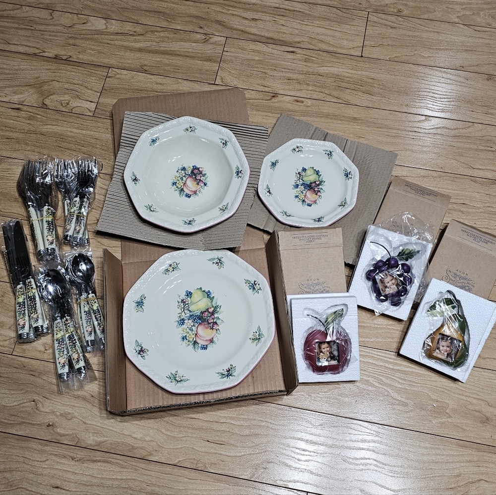 Avon Sweet Country Harvest Flatware Set 20pc, 3 Plates, 3 Magnet Frames VTG